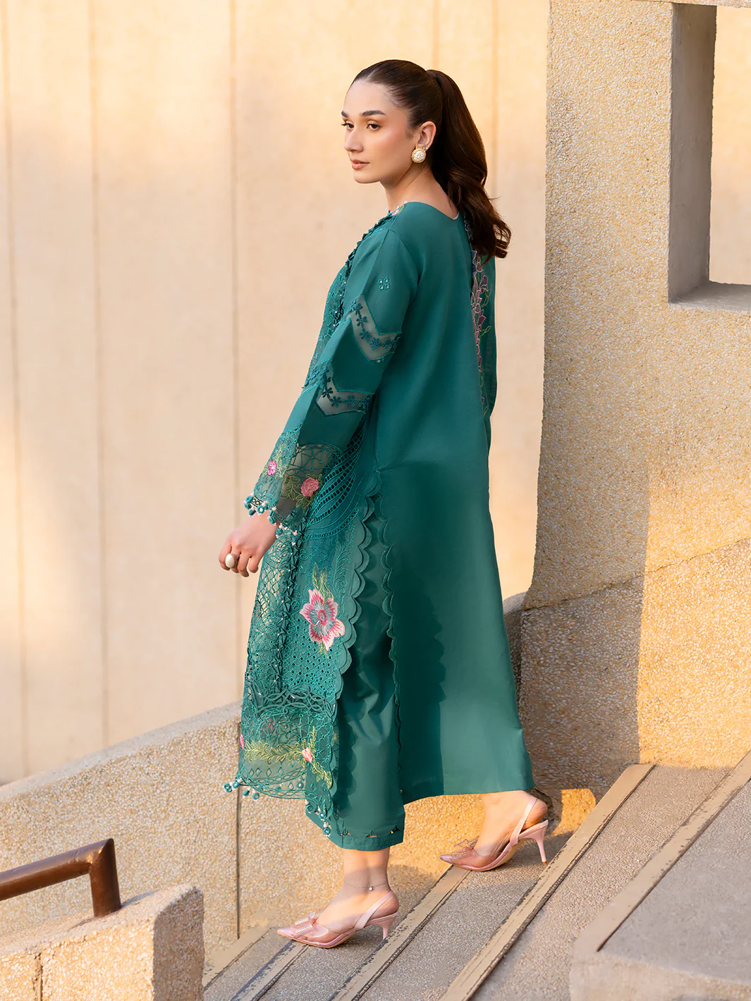 DR-09 | 3 PC Luxury Lawn - Image 3