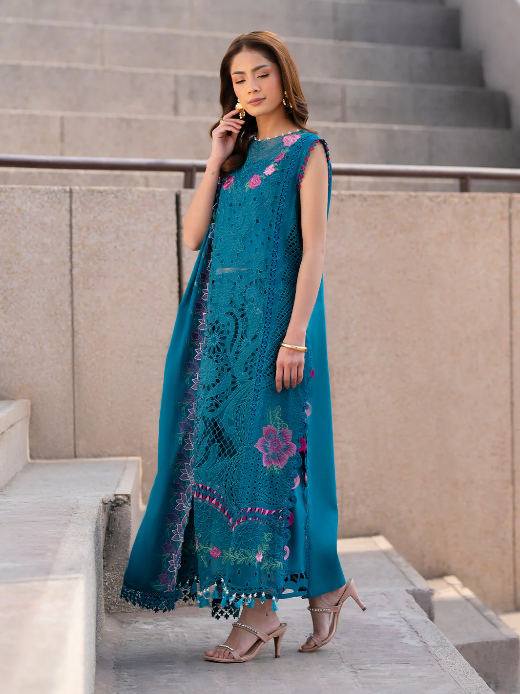 DR-10 | 3 PC Luxury Lawn - Image 3