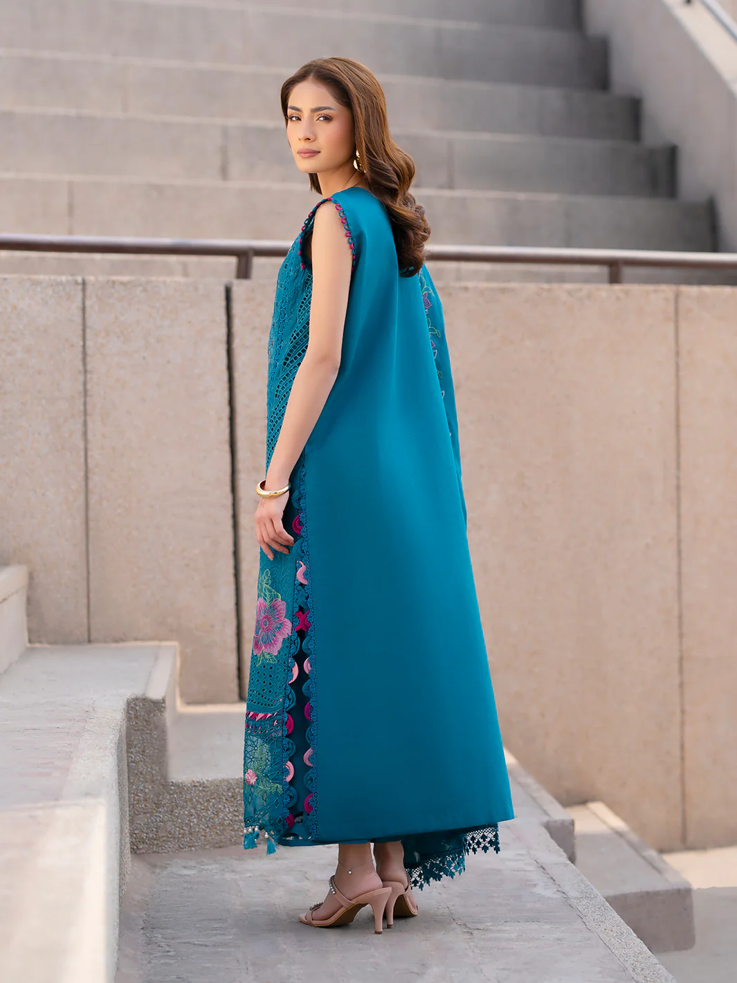 DR-10 | 3 PC Luxury Lawn - Image 4