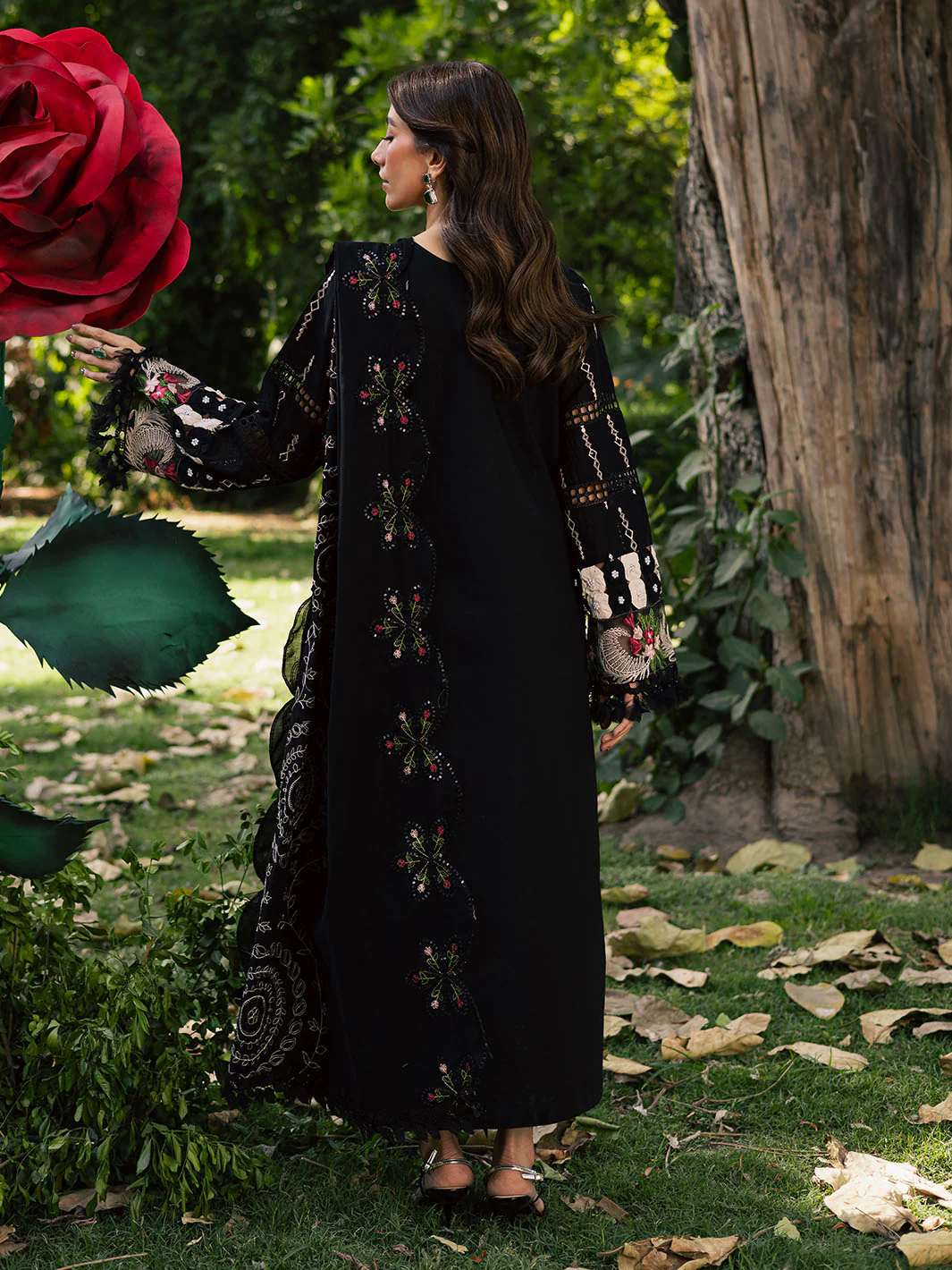 ET - 03 | 3 PC Luxury Lawn - Image 3